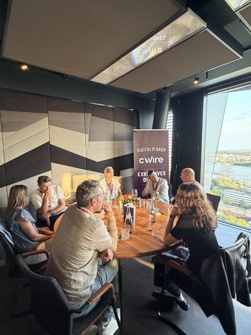 Kleinere Dinner-Runde mit Blick über den Hamburger Hafen