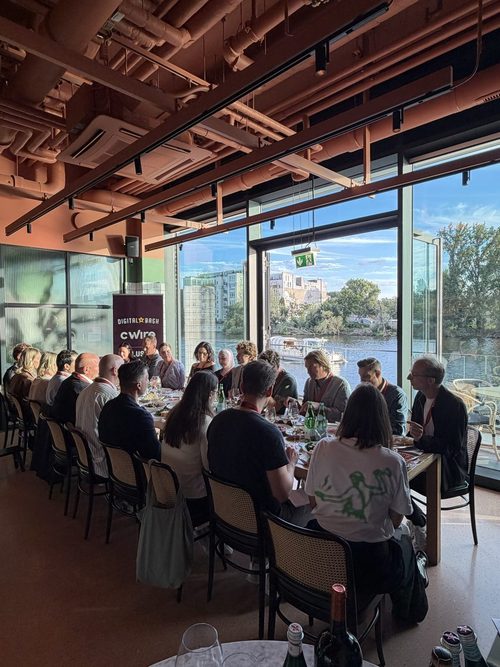Lange Tafel mit Gästen, Blick auf die Spree